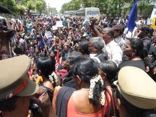 தூத்துக்குடி: சத்துணவுப் பணியாளர்கள் சாலை மறியல் - கலெக்டர் அலுவலகத்தை முற்றுக்கையிட்ட ஆசிரியர்கள்