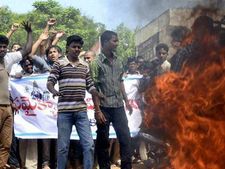 சீமாந்திரா - தெலுங்கானா ஆதரவாளர்கள் மோதல்: ஹைதரபாத்தில் இயல்பு வாழ்க்கை பாதிப்பு