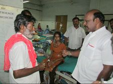 நிவேதிதாவைத் தேடி துபாயிலிருந்து வந்த உதவி.. முன்னாள் மேயர் மா.சுப்பிரமணியன் வழங்கினார்