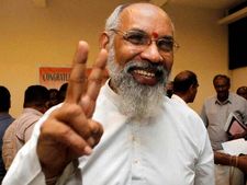 பெட்ரோலுக்கு பதில் டீசல் நிரப்பியதால் விக்னேஸ்வரன் காரில் 3 மணி நேரம் தவிப்பு