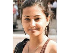பால்கனியிலிருந்து இன்னொரு பால்கனிக்குத் தாவிய இளம் பெண் கீழே விழுந்து பரிதாப சாவு