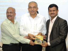 துபாயில் கவிஞர் அத்தாவுல்லாவின் “நீல நதிப் பூக்கள்” நூல் வெளியீடு