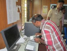 அரசியல்வாதிகளுக்காக காத்திருப்பதால் திருடு போகும் இலவச லேப்டாப்கள்