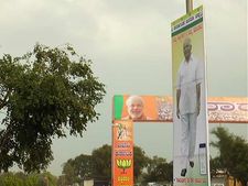 மோடியை ஆதரித்து கட் அவுட் வைத்துக் கலக்கிய எதியூரப்பா