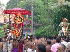 யாழ்ப்பாணம் அருகே 10 தலை சூரனுடன்விமரிசையாக நடந்த சூரசம்ஹாரம்!