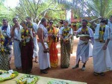 பச்சரிசி மாவெடுத்து, பக்குவமா படையலிட்டு... தூத்துக்குடியில் பொங்கல் வைத்த வெளிநாட்டு பயணிகள்