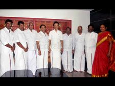 மதுரை மாநகர் மாவட்ட திமுக பொறுப்புக் குழுவினர் மு.க.ஸ் ஸ்டாலினுடன் சந்திப்பு