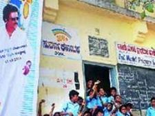 'தலைவர்' படித்த பள்ளியை சீரமைக்காவிட்டால் போராடுவோம்: ரஜினி ரசிகர்கள்