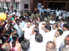குடிக்கத் தண்ணீர் இல்லை.. மாஜி அமைச்சர் செல்லப்பாண்டியனை குடத்துடன் முற்றுகையிட்ட பெண்கள்