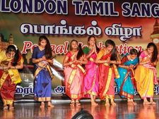 லண்டனில் பொங்கல் விழா: 'மதுரை குலுங்க குலுங்க' கிராமிய நடனம் ஆடிய பெண்கள்