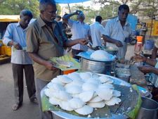 பெங்களூரிலும் அம்மா உணவகம் திறப்பு: முதல் நாள் இட்லி 'ஃப்ரீ ஃப்ரீ'