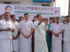 தம்பித்துரைக்கு நிறைய வாக்கு வாங்கிக் கொடுத்தா தங்கச் செயின் தர்றேன்... அமைச்சர்  தரும் 'ஆஃபர்'!