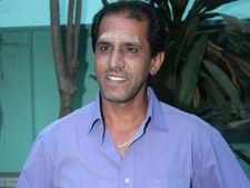 போடி பிரச்சாரம்: ஆரத்தி எடுத்தவருக்கு காசு கொடுத்ததாக நடிகர் வையாபுரி மீது வழக்கு
