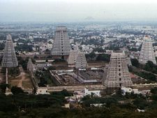 குடிகாரர்களே எனக்கு வாக்களிக்காதீர்கள்... பின்னோக்கி நடக்கும் வேட்பாளர் ‘மனிதன்’ வேண்டுகோள்!