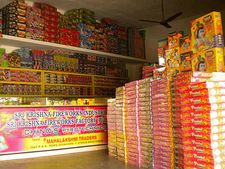 சிவகாசி:  பட்டாசு ஆலைகள் ஏப்.5 முதல் கால வரையற்ற வேலை நிறுத்தம் … தொழிலாளர்கள் கவலை