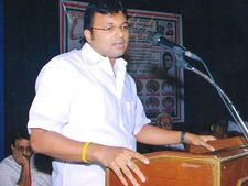 நாங்கள் படி படி என்கிறோம்… அதிமுக அரசு குடி குடி குடி என்கிறது: கார்த்தி சிதம்பரம்