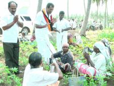 பைக்கில் போய்... வயலில் இறங்கி.. வேட்டியை மடித்துக் கட்டி பிரசாரம் செய்த என்.எஸ்.கே.!