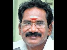 எங்களை திமுகவினர் மிரட்டுகிறார்கள்.. சொல்வது செல்லூர் ராஜு மற்றும் அதிமுகவினர்!!