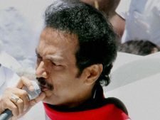 ஜெயலலிதா நடத்தும் 'வீடியோ கான்பரன்ஸிங்' ஆட்சி… ஸ்டாலின்