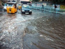 ஆந்திராவில் கொட்டித் தீர்த்த மழை, பெங்களூரில் லேசாக...