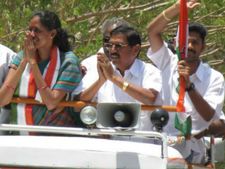 செலவுக்கு வச்சுக்க கண்ணு.. ஜோதிமணிக்கு ஆரத்தி எடுத்து கைக்காசும் தரும் கிராமத்தினர்