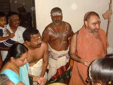 கரூர் கோவிலுக்கு விஜயேந்திரர் விஜயம்.. மாணவிகள், பொதுமக்களுக்கு அருளாசி