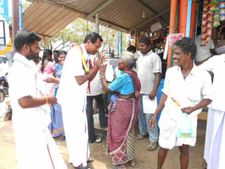 பாட்டி கையைப் பிடித்தும், பூக்காரம்மாவிடம் நோட்டீஸ் கொடுத்தும் வாக்கு சேகரித்த என்.எஸ்.கே.!