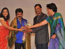 துபாயை சிரிப்பொலியில் குலுங்க வைத்த கோலிவுட் காமெடி ஷோ