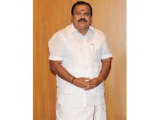 குளுகோஸ் ஏற்றியபடியே வந்து வாக்களித்த மதுரை அதிமுக எம்.எல்.ஏ!