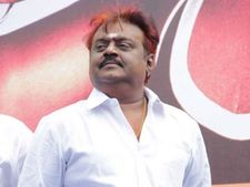 அடிக்கடி உறுத்திய கண்ணில் ஆபரேஷன்.. சிங்கப்பூர் மருத்துவமனையில் விஜயகாந்த்!