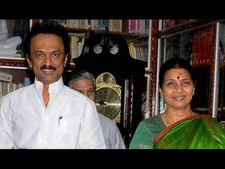 மனைவி துர்காவுடன் லண்டன் கிளம்பினார் மு.க. ஸ்டாலின்