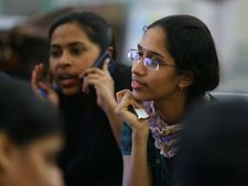 நாடு திரும்பிய செவிலியர்கள்- அனைவரும் குடும்பத்துடன் இணைந்த நெஞ்சை கரைய வைத்த தருணம்
