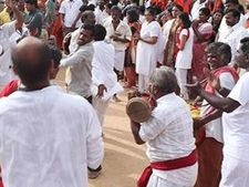 நித்யானந்தா ஆசிரமத்தில் குருபூர்ணிமா பூஜை நடத்த கன்னட அமைப்பு எதிர்ப்பு- போராட்டத்தால் பதற்றம்