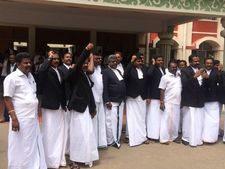 வேட்டியைத் தடுக்கும் கிரிக்கெட் கிளப்பின் தலைவர் சீனியைக் கைது செய்க.. வக்கீல்கள் போராட்டம்