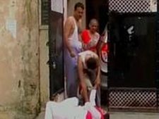 வீட்டு வாசலில் பெண்ணைக் கொடூரமாகத் தாக்கிய லக்னோ பேராசிரியர்... தட்டிக் கேட்காத மக்கள்!