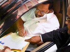 நில அபகரிப்பு வழக்கு: கோர்ட்டில் ஆஜராகி கையெழுத்துப் போட்டார் மு.க.அழகிரி