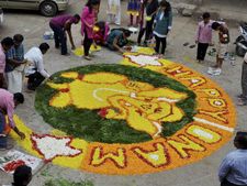 ஓணம் பண்டிகை: அத்தப்பூ கோலப்போட்டியில் பெண்கள் அசத்தல்