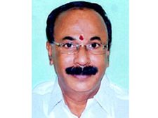 ரோட்டோர மரத்தில் மோதிய அதிமுக எம்.எல்.ஏவின் கார்.. காயத்துடன் உயிர் தப்பினார்