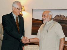வாஜ்பாய் அறிஞர்- மோடி ஒரு 