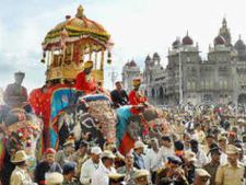 புகழ்பெற்ற மைசூர் தசரா விழா தொடங்கியது: பட்டத்து வாளை வைத்து தர்பார்!