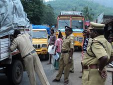 ஜெ. வழக்கு தீர்ப்பு: தமிழக- கர்நாடக எல்லையில் போலீஸ் குவிப்பு... தமிழக வாகனங்கள் கணக்கெடுப்பு!