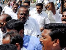 ஒவ்வொரு மாவட்டத்தில் இருந்தும் தலா 1000 அதிமுக தொண்டர்கள் பெங்களூர் வருகை: உளவுத்துறை தகவல் 