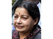 தமிழக அரசு கேட்டுக் கொண்டால் ஜெயலலிதாவை இடம் மாற்ற முடியும்- கர்நாடக அரசு அதிகாரிகள்