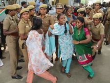 கோவை: மனுகொடுக்க வந்த மாணவர்கள் மீது போலீஸ் தடியடி; மாணவிகள் மயக்கம்