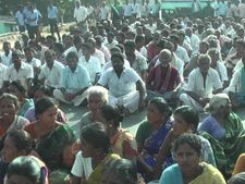 விசாரணை என்ற பெயரில் விவசாயிகளுக்கு அடி உதை- கரூரில் சாலை மறியல்