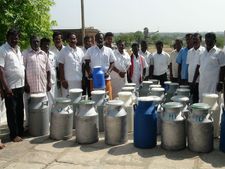 38 மாத ஊதியம் ஏழைகளுக்கு.. 39வது ஊதியத்தை ஜெ. விடுதலைக்காக பாலாபிஷேகத்திற்கு செலவழித்த எம்.எல்.ஏ.!