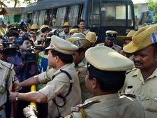 கொடுமை.. அவசரமாக ஆஸ்பத்திரிக்கு சென்ற ஆம்புலன்சை ஜெ. பாதுகாப்புக்காக நிறுத்திய பெங்களூர் போலீஸ்