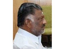 தாடியுடன், சாப்பிடாமல், கொட்டும் மழையில் சிறைக்கு வெளியே காத்திருந்த ஓ.பி.எஸ்
