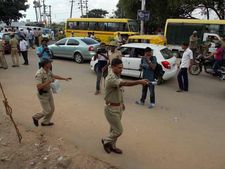 ஜெ. ரிலீஸ் எதிரொலி: தமிழக வாகனங்களை பெங்களூர் எல்லைக்குள் விடாத போலீசார்
