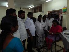தயவு செய்து ஓ.பன்னீர் செல்வத்தை முதல்வராக ஏற்கவும்... கரூர் டிஆர்ஓவிடம் மனு கொடுத்த பாமக!
